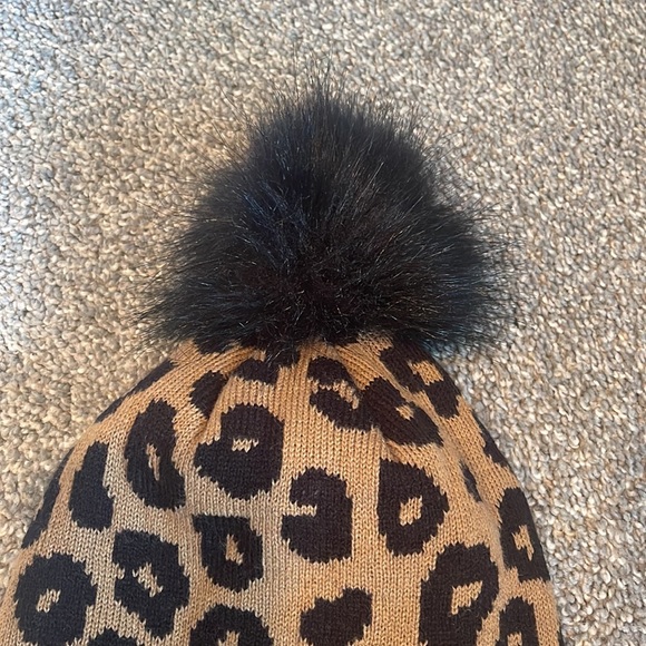 Cheetah winter hat - Picture 3 of 3